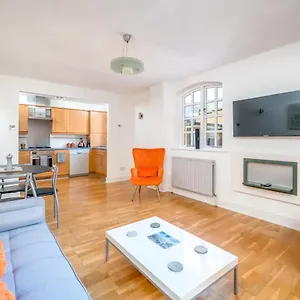 Trustay Bridge Apartment